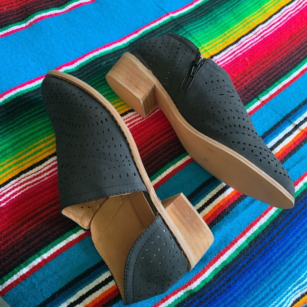 Black booties with design - Picture 3 of 3